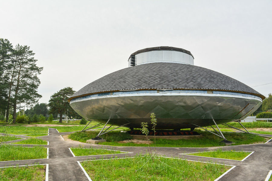 La construcción en forma de platillo volante (previsto el museo a la ufologa o restaurante, pero ahora está vacante) en Щелковском en el área de la aldea de Протасово por el camino en Фряново por el lado derecho.
Traducido del servicio de «Yandex.Traductor»