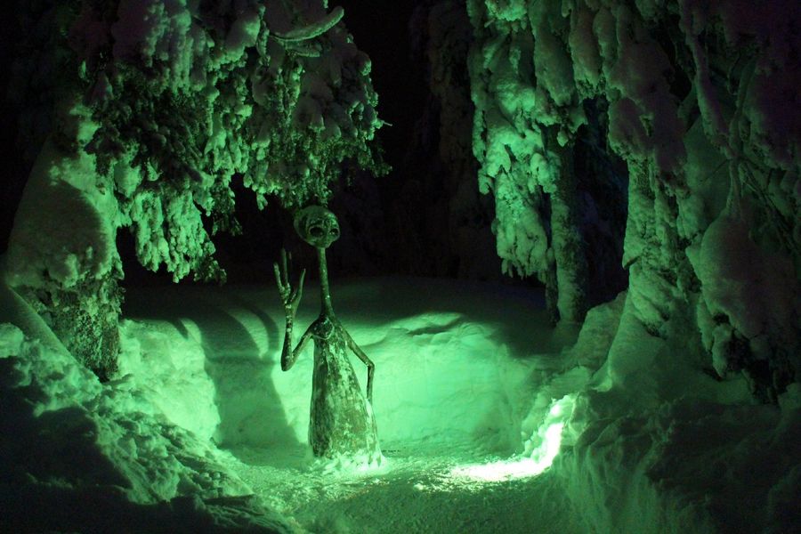 La escultura de el extranjero de arte del parque de "el bosque Misterioso", en la ladera sur de la estación de esquí en el complejo "la Gran Вудъявр" en la región de murmansk. 2018.
Traducido del servicio de «Yandex.Traductor»