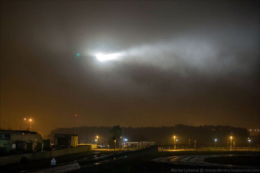 Vnukovo. El avión en la niebla.

Autor: marina Лысцева (fotografersha) 
2013-09-18 03:52:00
Traducido del servicio de «Yandex.Traductor»