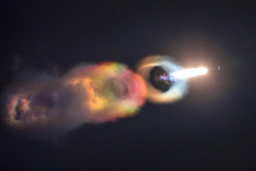 F9 passing the supersonic regime, leaving in its path these beautiful iridescent rings of vapor.

Author: Lunch Photographer
Translated by «Yandex.Translator»