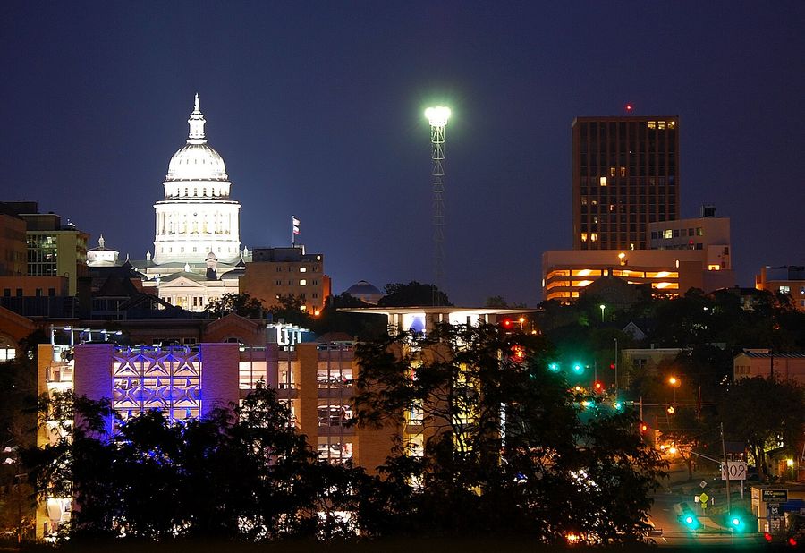 Torre de la luz de la Luna en Austin, Texas (2009)Una torre de luz de Luna o torre lunar es una estructura de iluminación diseñada para iluminar áreas de una ciudad o ciudad por la noche.Las torres eran populares a finales del siglo XIX en ciudades de Estados Unidos y Europa; [ cita requerida ] fueron más comunes en los años 1880 y 1890. En algunos lugares, se usaron cuando el alumbrado público estándar con lámparas más pequeñas, más cortas y más numerosas no era práctico. En otros lugares, se aplicaron además del alumbrado público a gas. Las torres estaban destinadas a iluminar áreas, a menudo varias cuadras a la vez, según el principio de "alta luz".