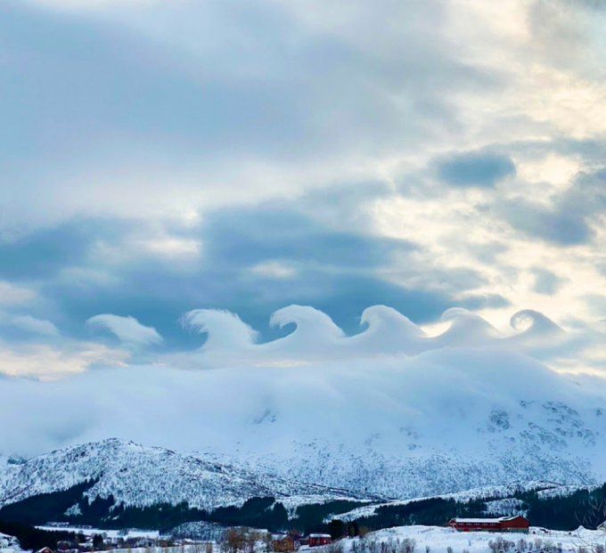 WEATHER/ METEO WORLD

@StormchaserUKEU

WOW!!! OMG! Check out these absolutely incredible Kelvin Helmholtz instability clouds over #Lofoten island, Norway this morning 6th April! #severeweather #photooftheday #Cloud Photo by Linda Sandsund
