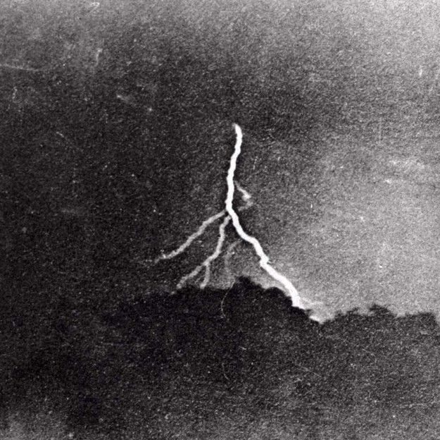 whyy.org

The first photograph of lightning
In September 1882 photographer from Philadelphia William Jennings did what was considered impossible: he captured the lightning on camera.
Translated by «Yandex.Translator»