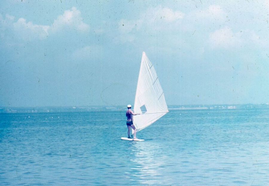 Windsurf (en inglés. Del windsurf, la vela y la diversión acuática, en la que se basa en la habilidad de control en la superficie del agua fácil tablero de tamaño pequeño establecido en ella la vela.

La foto de vladivostok, en 1982.
Traducido del servicio de «Yandex.Traductor»