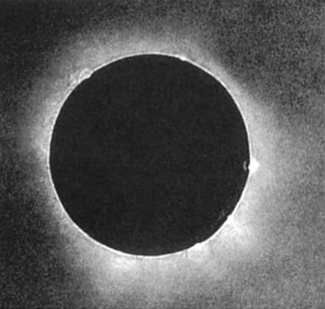 В середине XIX века ранняя форма фотографии, известная как дагерротип, позволила Иоганну Юлию Фридриху Берковски создать первую фотографическую запись солнечного затмения 28&nbsp;июля 1851&nbsp;года.

©&nbsp;PD-US
