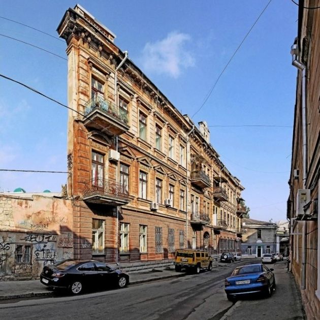 La casa al final del bulevar de Воронцовским palacio en el pueblo se llama mística – "Witch house" o "Casa de una de las paredes". Los datos de el pueblo de los nombres justifican a sí mismos. Ya que el edificio es bastante inusual, aunque a primera vista, y no es diferente de la talla de sí mismo, de pie en la calle. Sin embargo, vale la pena ver en casa con el otro punto de vista y en la cabeza la idea de pasar: "la Casa es plano!". De hecho, la casa se ve absolutamente pantalla, como si se compone de una pared de la fachada. Mirando a los balcones de la casa, adornado con flores, занавесочки en las ventanas y aire acondicionado en la pared, parece bajas de la mente, te das cuenta de que la casa habitada, pero hago la misma pregunta: "¿Cómo viven en la casa de la gente?!"

El secreto de esta arquitectónico del engaño en el que la pared trasera de la casa inmediatamente adyacente a la fachada, es decir, el edificio tiene forma triangular. Antecedentes indica que durante la construcción de esta casa, en el período de la rusia zarista, no hubo fondos para la construcción de la pared lateral, y eso tuvo que reducir dos paredes juntas. Entonces nadie y no podia imaginar que en última instancia, es el edificio se convertirá en uno de los atractivos de la ciudad de odessa, y que podría causar el mar de la sorpresa y la admiración de los turistas, visitantes y residentes de la ciudad.
Traducido del servicio de «Yandex.Traductor»