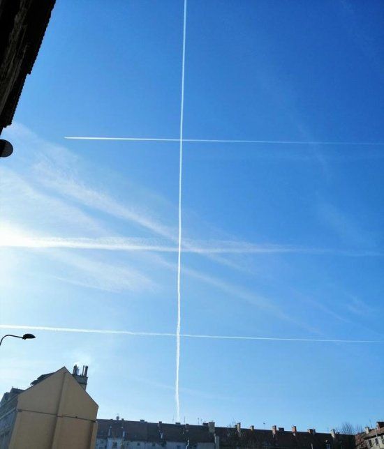 Contrails of planes intersecting at a right angle (a feature of the location of the air routes in the region).
Translated by «Yandex.Translator»