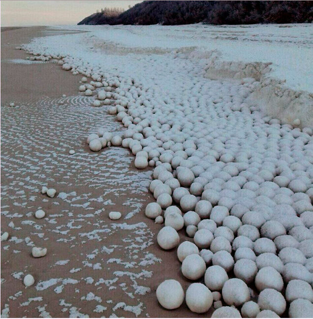 The shore of the Ob Bay near the village of Nyda in the Yamal Peninsula of nearly two dozen miles was strewn with large ice balls. Sized "snowballs" reach 10-25 cm in diameter. In 2014, the same megasnake "blinded" the waves of the Gulf of Finland and on the coast of the freshwater lake Michigan in the United States, they are formed every few years.
Translated by «Yandex.Translator»