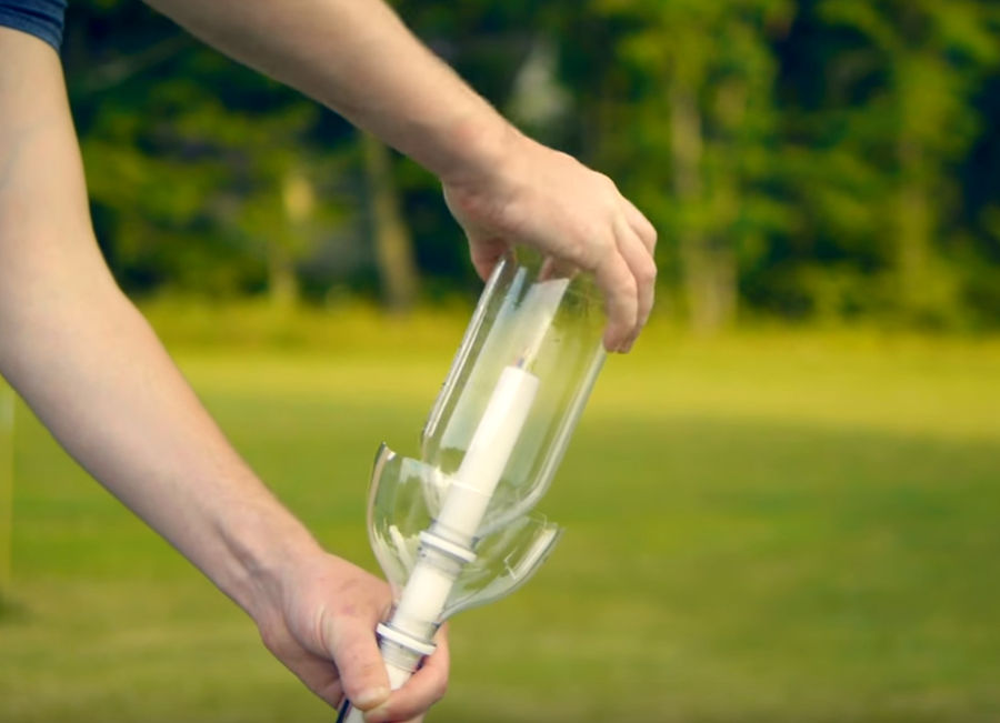 Bottle rockets from under the water - a popular science experiment. A bottle filled with any liquid and is pumped by pump up until the pressure will not force her to fly into the air. In the case when it was adopted by the pilot flying the plane for a UFO, she rose to 2,723 feet (457.2 m) in the air.
Translated by «Yandex.Translator»