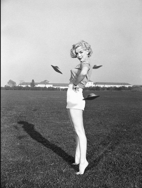 Победительница конкурса "Мисс НЛО" 1950 года

Miss UFO, 1950s
