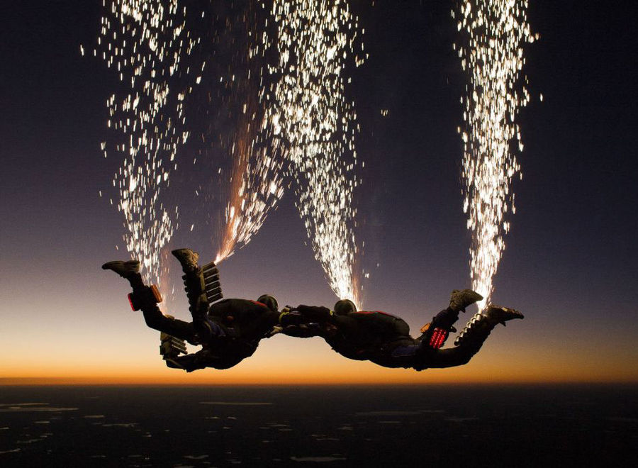 Los paracaidistas americanos lanzaron fuegos artificiales durante el salto
Traducido del servicio de «Yandex.Traductor»