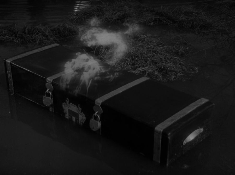 Вампир в форме тумана появляется из гроба
