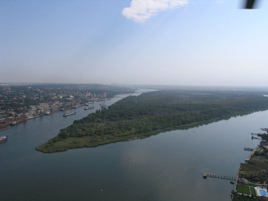 Green es una isla fluvial ubicada en el curso inferior del río Don, en la región de Rostov. La longitud es de 4 km (de oeste a este), la anchura máxima es de 1,5 Km.