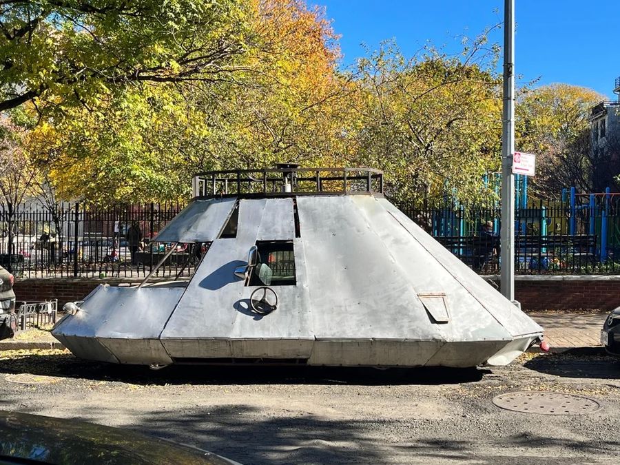 Un OVNI en una calle de Brooklyn. Construcción en el parque infantil.