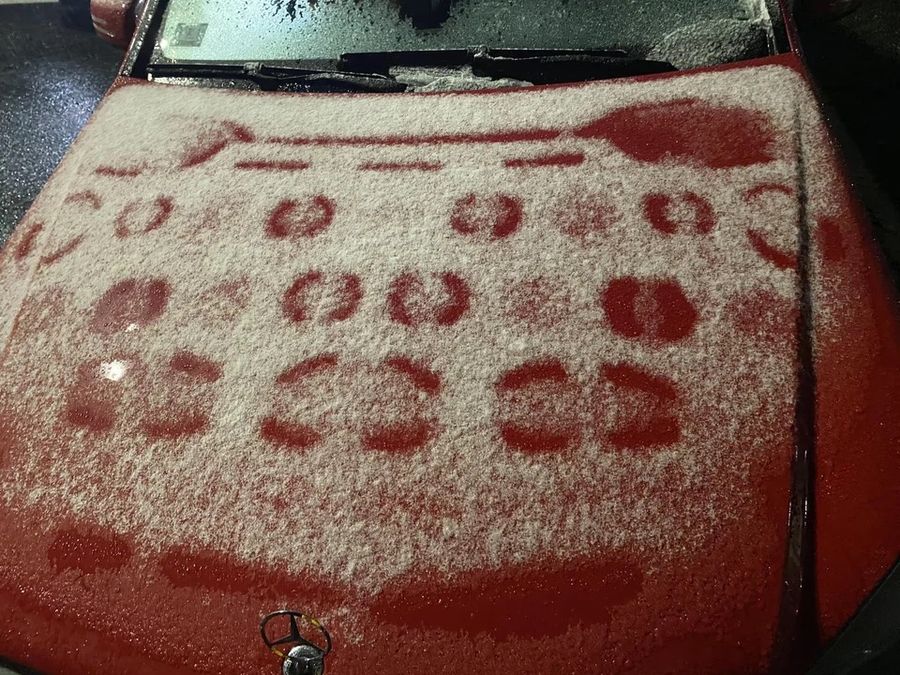 Usually there are all the fasteners and the structure of the lower part of the hood. All these spots probably correspond to the place where the upper hood trim meets the lower part of the hood. Several layers of metal retain heat longer, so if the car is warm, the snow will melt faster in warmer places.