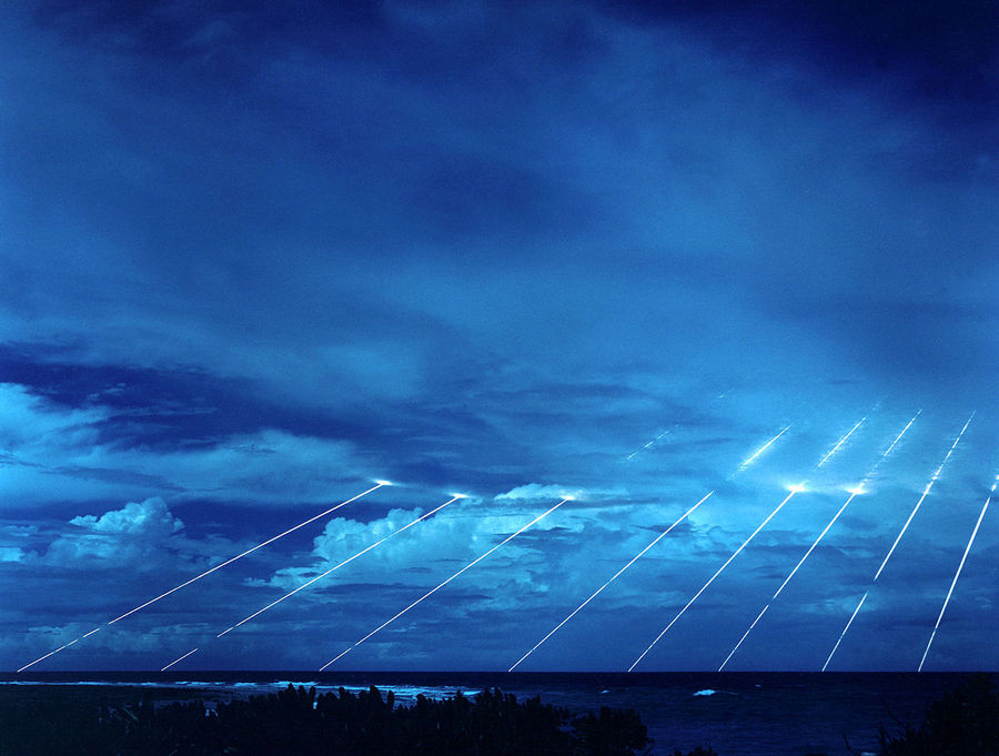 Paths (tracks) of the eight warheads in the sky.

Testing of the Peacekeeper reentry vehicles, all eight (ten capable) fired from only one missile.
Translated by «Yandex.Translator»