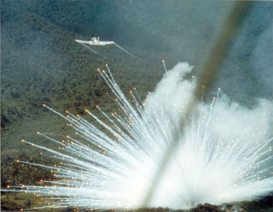 El avión de ataque A-1E cae bomba de fósforo durante la guerra de Vietnam (1966)
 
