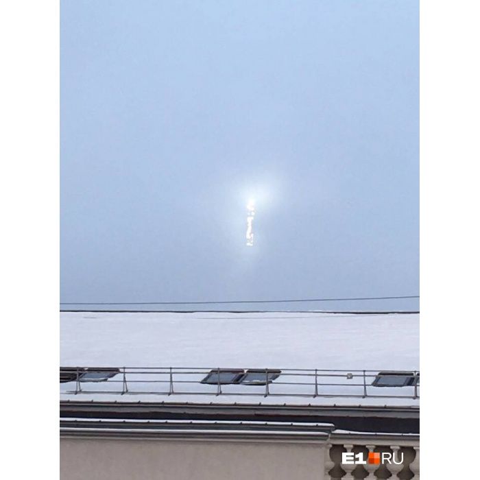 El reflejo de la luz solar sobre la casa de muchos pisos mañana de niebla.
Traducido del servicio de «Yandex.Traductor»