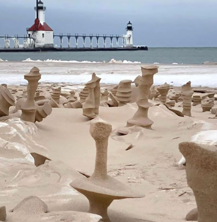 Esculturas de arena que se formaron gracias al fuerte viento que sopla la arena congelada