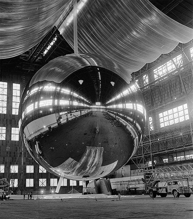 Echo's Passive Communication Satellite Langley Research Center, Virginia, USA. (NASA.gov )The Echo Project It consisted of two passive communications satellites (Echo-1 and Echo-2). In fact, these satellites were large mylar balloons (which is why they are also called "satellites") with a diameter of more than 30 meters, whose surface was metallized to act as reflectors of microwave radiation between the transmitting and receiving ground station. Despite its archaic nature, this system made it possible to establish the first microwave connection between the Jet Propulsion Laboratory or JPL (Pasadena, California) and Bell Laboratories (Holmdel, New Jersey) in 1960. Echo-1 was launched into Earth orbit on August 12, 1960.  Due to its mirror coating and large size, Echo-1 was the brightest artificial satellite in the night sky: its stellar magnitude reached −1m.ISZ Echo-2 was launched into orbit on January 25, 1964.