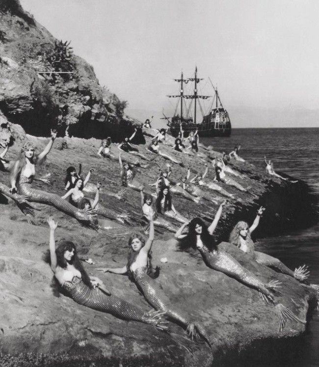 Photos from the shooting of an early film adaptation of Peter pan, 1924.
Translated by «Yandex.Translator»