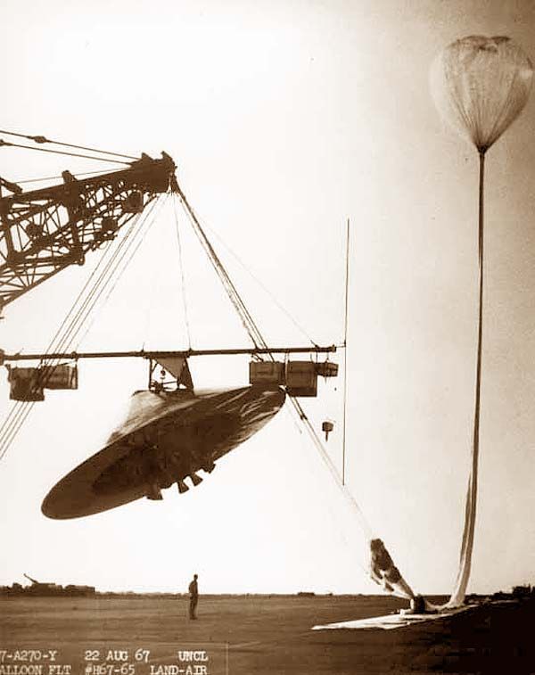 NASA's PEPP AEROSHELL
(1950s, 1966 - 1967)PEPP Aeroshell fue creado para probar paracaídas para el programa de aterrizaje Voyager Mars. Para imitar la delgada atmósfera Marciana, el paracaídas tuvo que usarse a más de 160, 000 pies sobre la tierra. Un globo lanzado desde Roswell, nuevo México, se usó originalmente para levantar una cubierta de aerosol. El globo se desplazó hacia el oeste, hacia el sitio de lanzamiento de cohetes donde se dejó caer el vehículo, y los motores debajo lo elevaron a la altura requerida en el sitio de apertura del paracaídas. Las pruebas se realizaron en el verano de 1966. NASA.