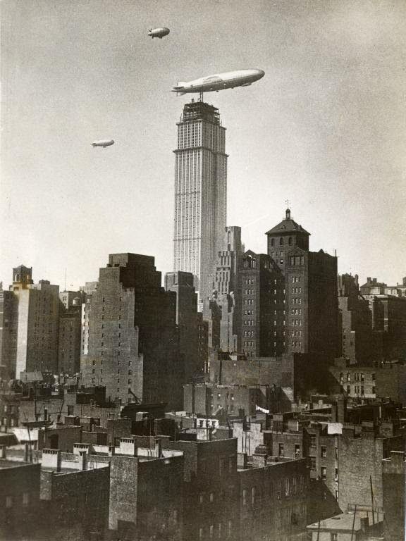 The American airship ZR 3 Los Angeles flying near the Empire state building under construction. Zeppelin built as LZ 126, is accompanied by other airships. New York, United States of America, October 29, 1930.
Translated by «Yandex.Translator»