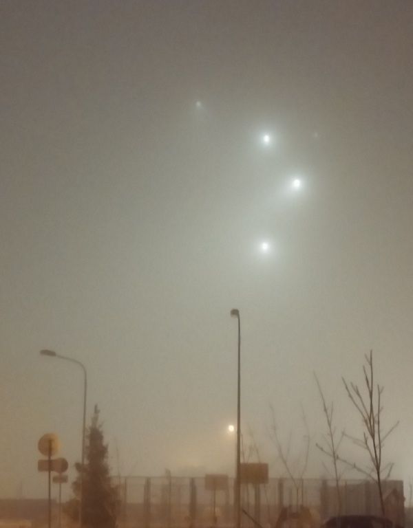 Luces de la construcción en la niebla