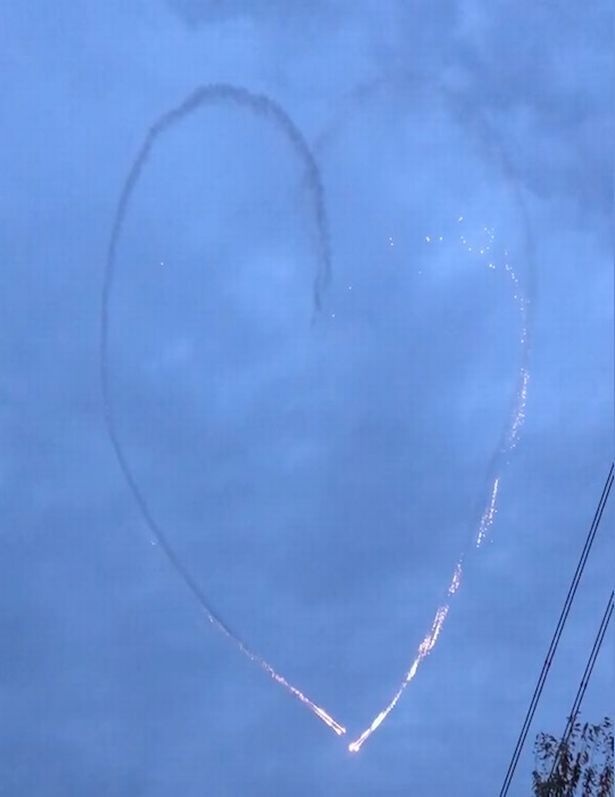 Heart, formed by the pyrotechnics on the aircraft (image Author: Jason wicks)
Translated by «Yandex.Translator»