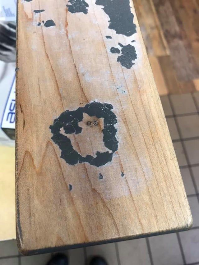 Pintura descascarada en forma de gatitoPosted by u/mari_ley7the chipped paint on this piece of wood looks like a kitten