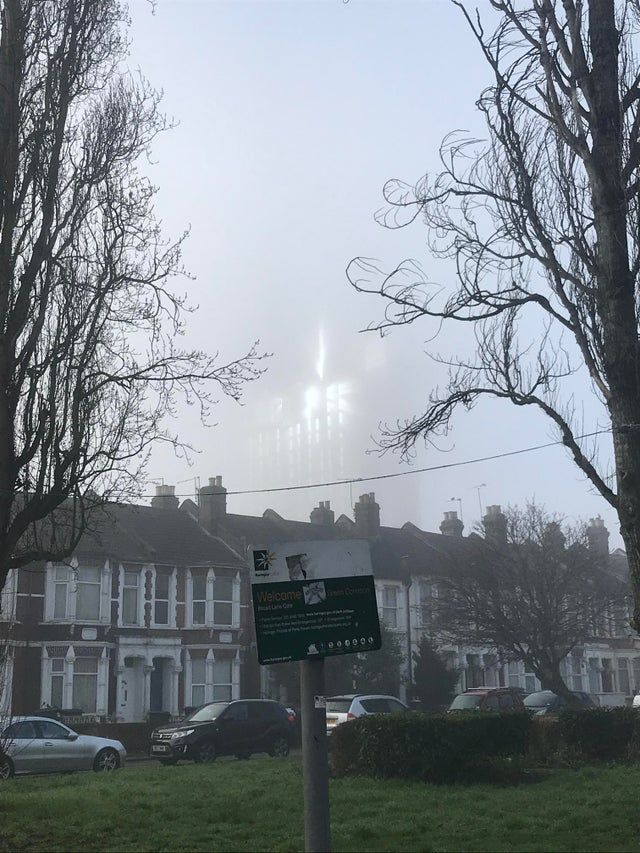 Una mañana brumosa en Londres con un poco de luz solar crea un edificio fantasma.Autor: u / hollyisnotsweet