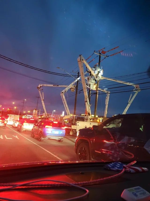 Máquinas con elevadores para reparar líneas eléctricas. Desde lejos pueden confundirse con arañas gigantes, Ovnis, etc.