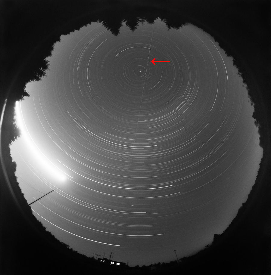 Imagen del sobrevuelo del meteorito de 1990 (flecha), tomada en el puesto de observación Červená hora (República Checa) de la red Europea de bólidos.