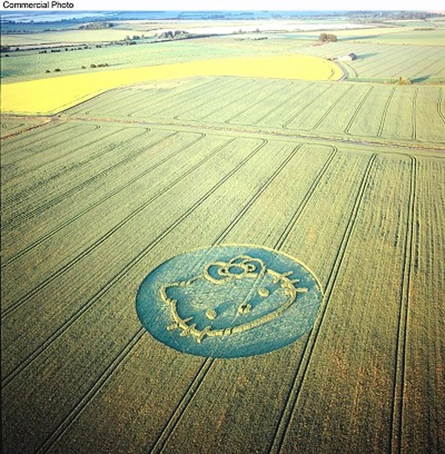 Los círculos de cultivo de Hello Kitty (R) aparecen en Inglaterra. Una imagen de 60 pies del mundialmente famoso felino aparece como círculos en un campo de granjeros en Yatsbury, Inglaterra. Los círculos de la cosecha son parte de Kitty Ex.. una exposición de arte programada para coincidir con el 30 aniversario de Hello Kitty, que actualmente está de gira por Japón. El creador, Surface to Air NYC, es uno de los muchos artistas invitados para crear una instalación única de Hello Kitty. (PRNewsFoto) ORG XMIT: PRN2