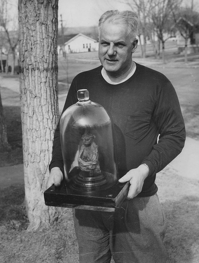 Bob David de Casper City sostiene a la momia en una foto sin fecha. Crédito: David Memorial Collection, Casper College West Historic Center