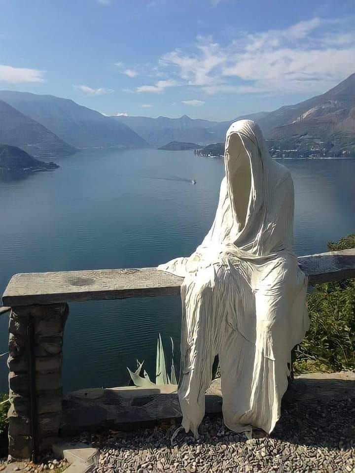 Estas intrigantes esculturas se llaman "Fantasmas" y puedes encontrarlas en el castillo de Vezio, ubicado cerca de las comunas de Varenna y Perledo, Lombardía, Italia. En el fondo se puede ver el lago de como. Para crear estos hermosos y característicos "fantasmas de Vezio", cualquier turista puede convertirse en un modelo: están hechos de tiza blanca y rehechos cada verano por turistas que acuerdan ponerse en una posición determinada, y luego la persona se cubre con gasa y tiza blanca, dejándola así durante 20 minutos hasta que la tiza se seque. Las esculturas permanecen en su lugar hasta que la nieve las destruye.