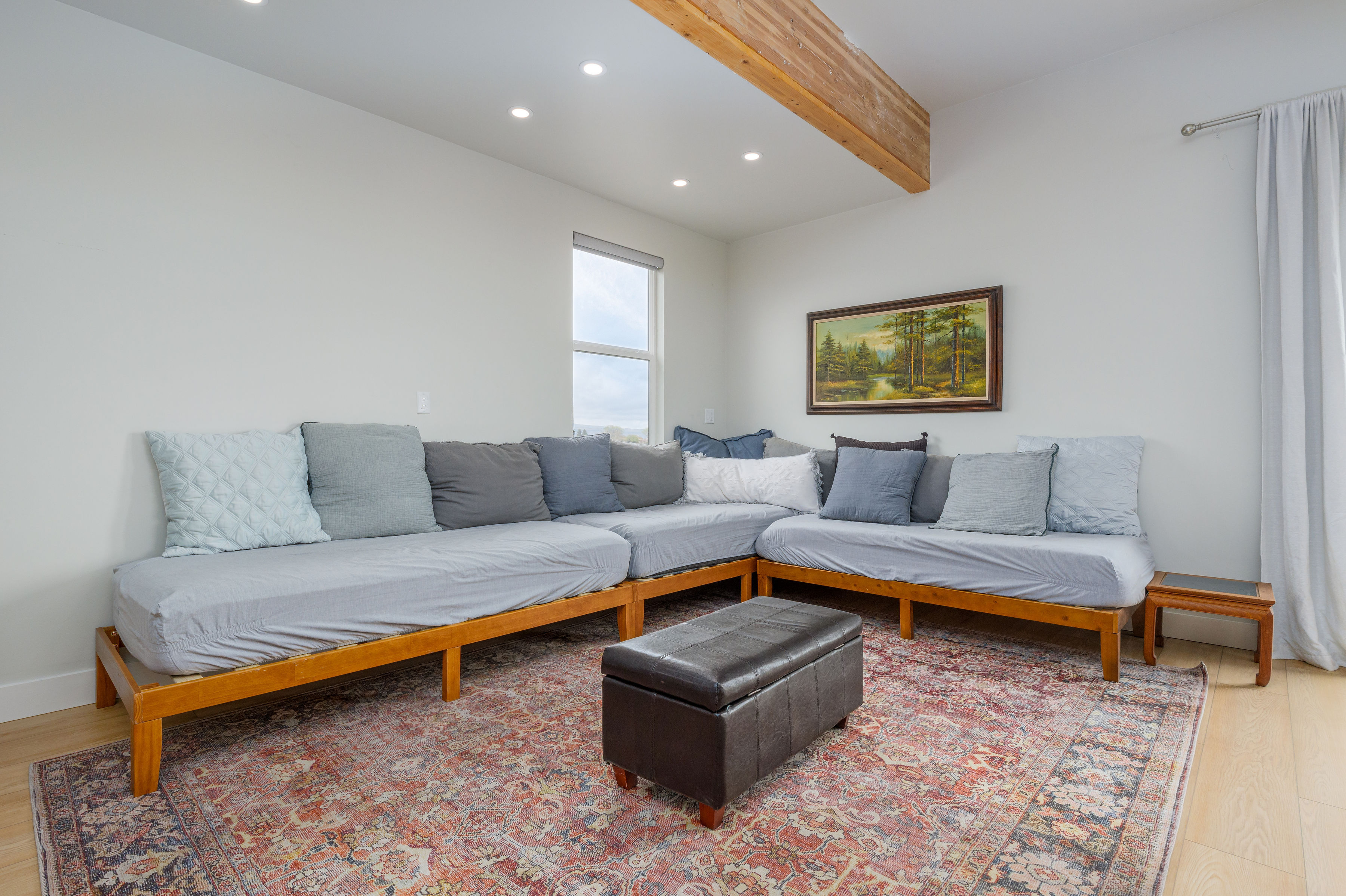 Downstairs living room - 3 twin beds