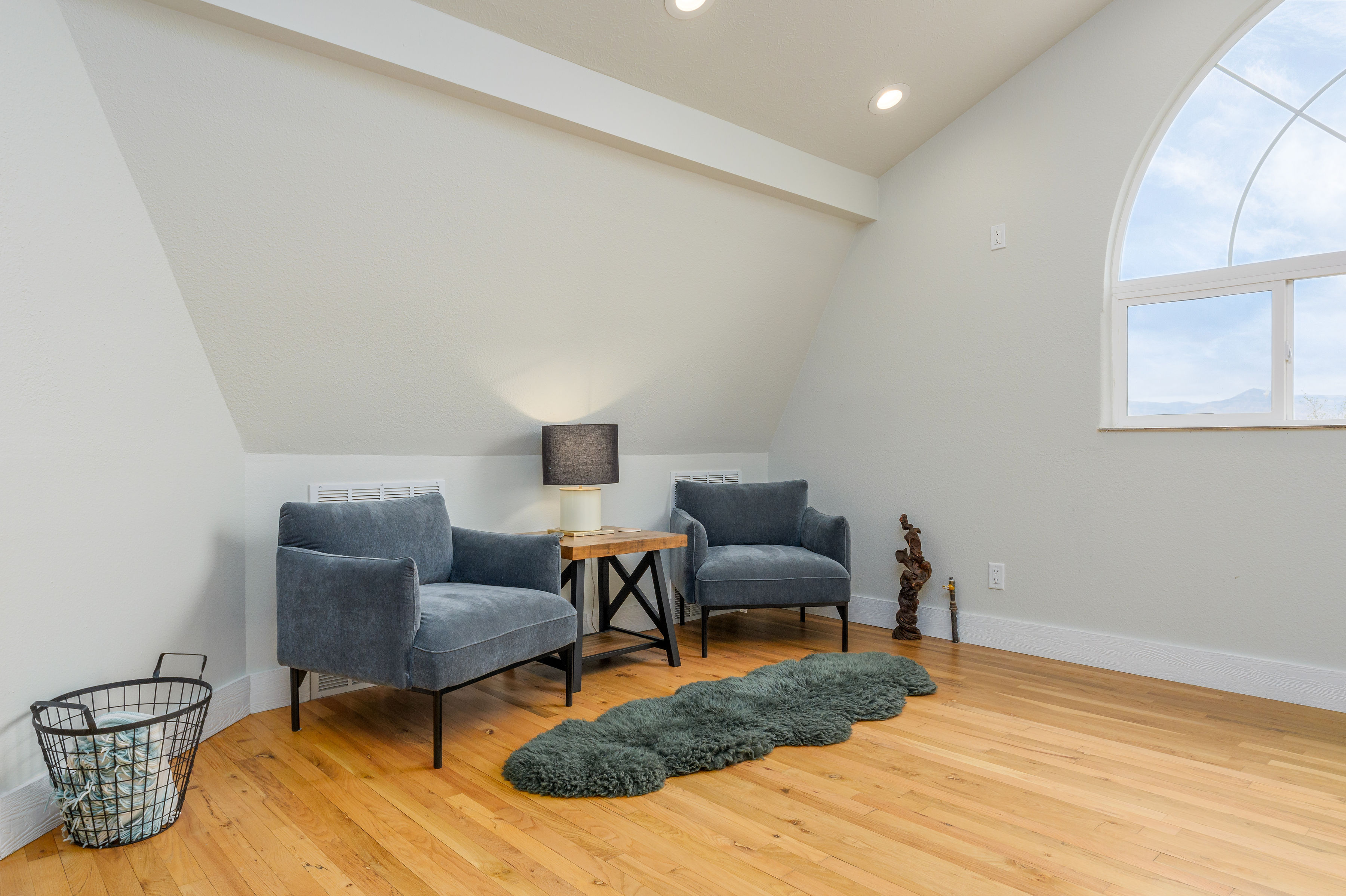 Upstairs wet bar sitting area