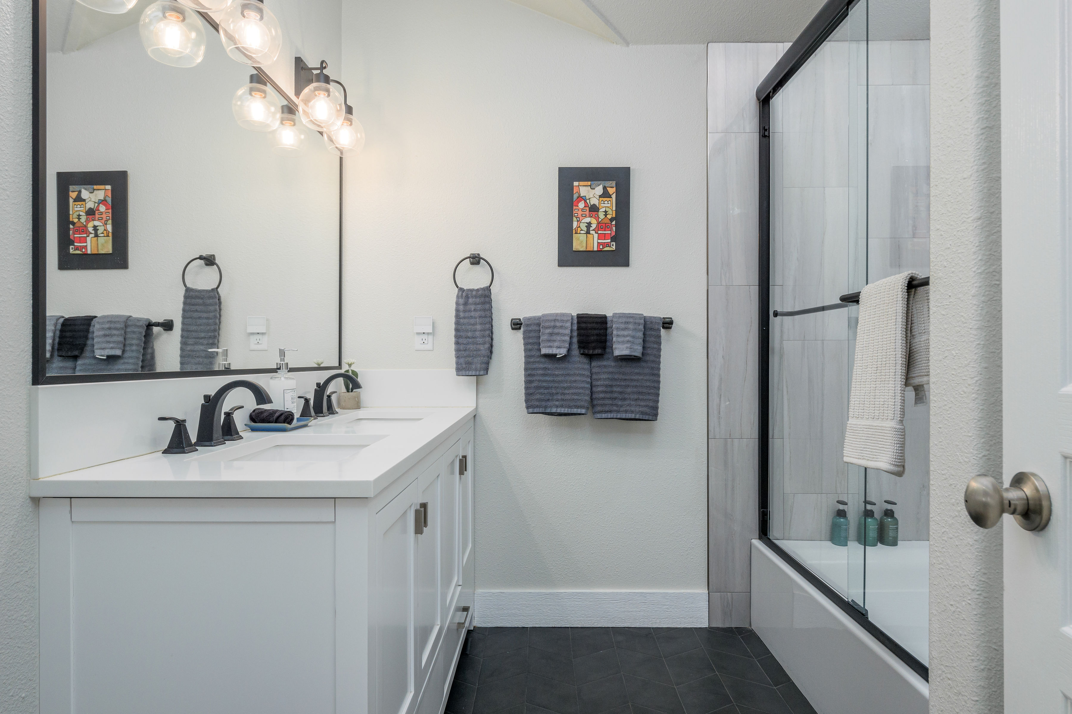 Full bathroom 3 - upstairs