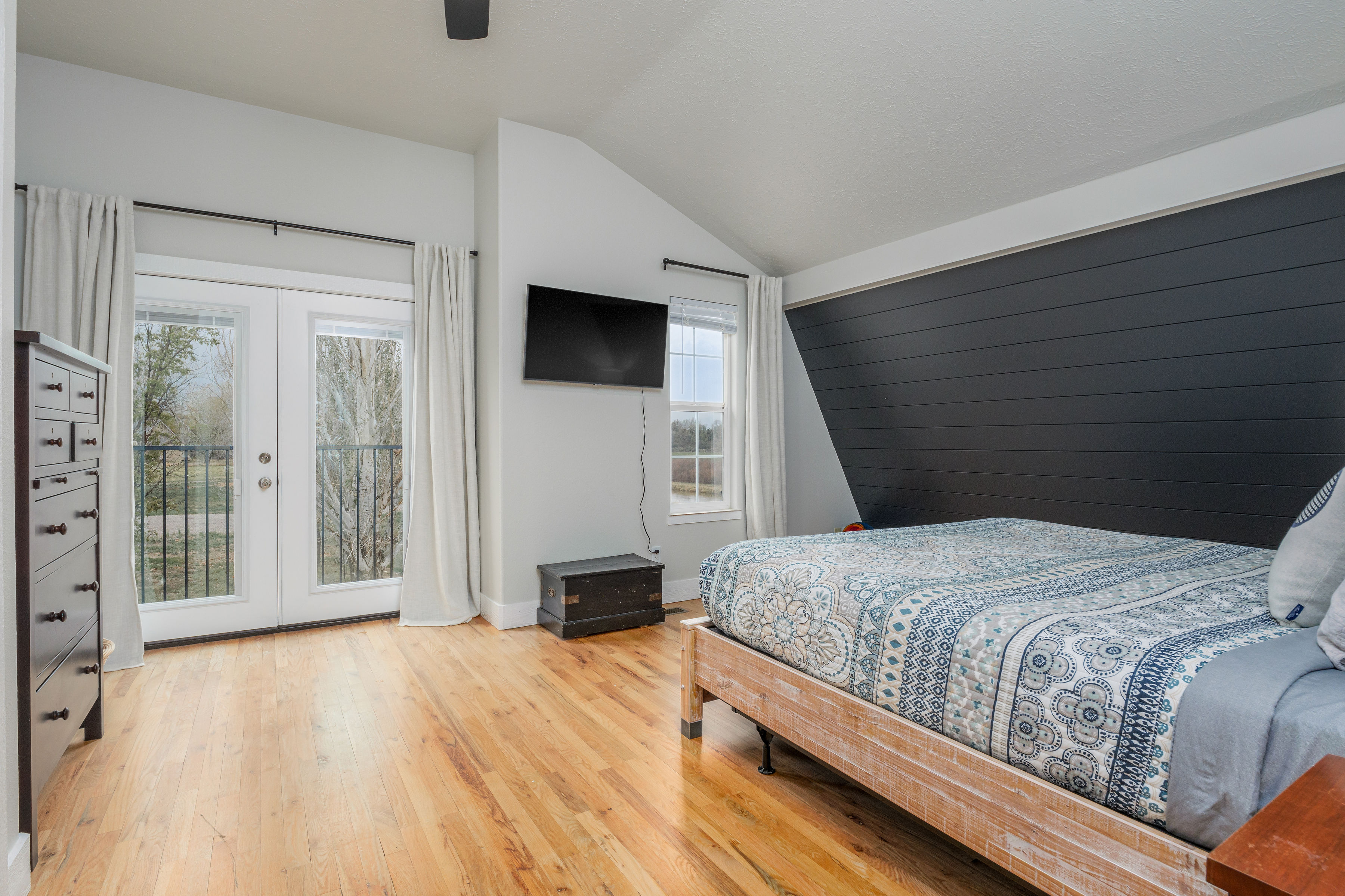 Bedroom 1 - king bed