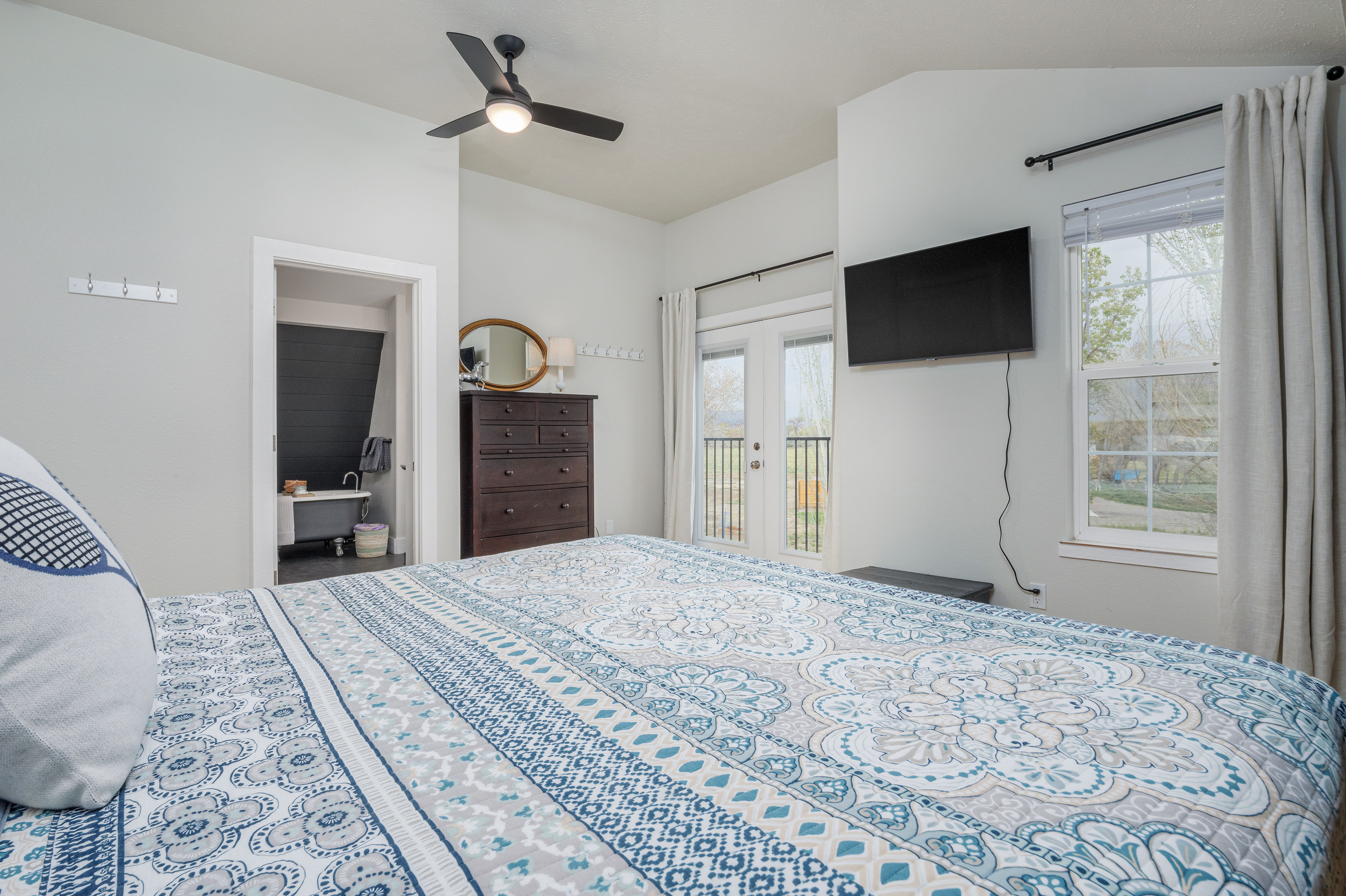 Bedroom 1 - king bed