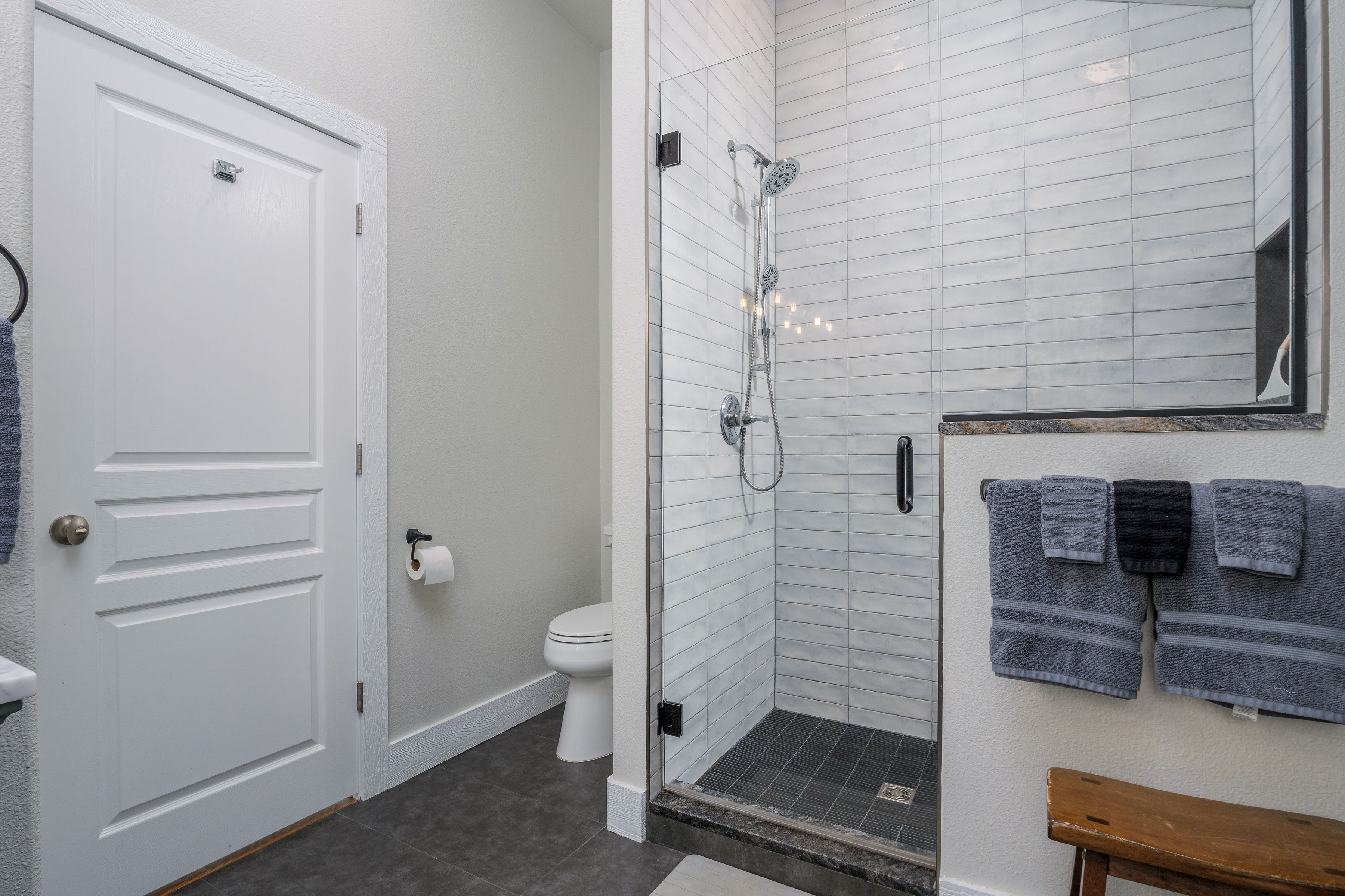 Full bathroom 1 - upstairs