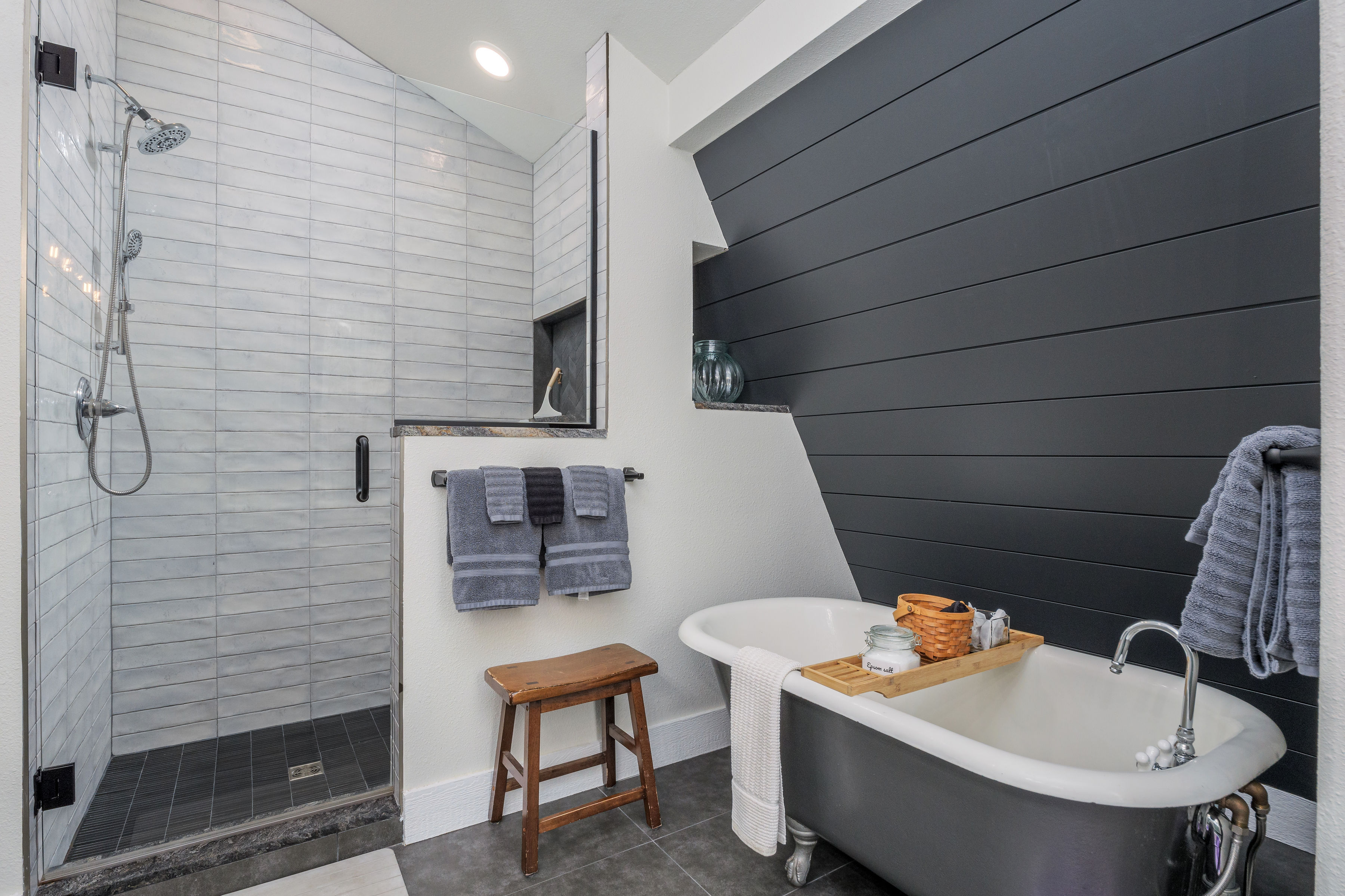 Full bathroom 1 - upstairs