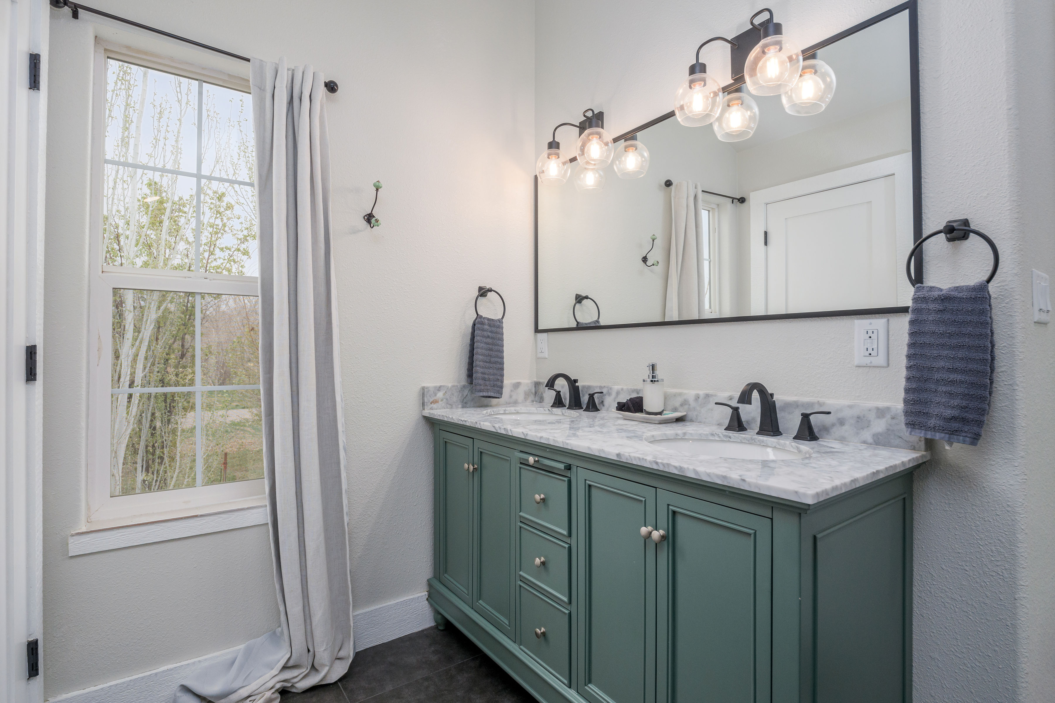 Full bathroom 1 - upstairs