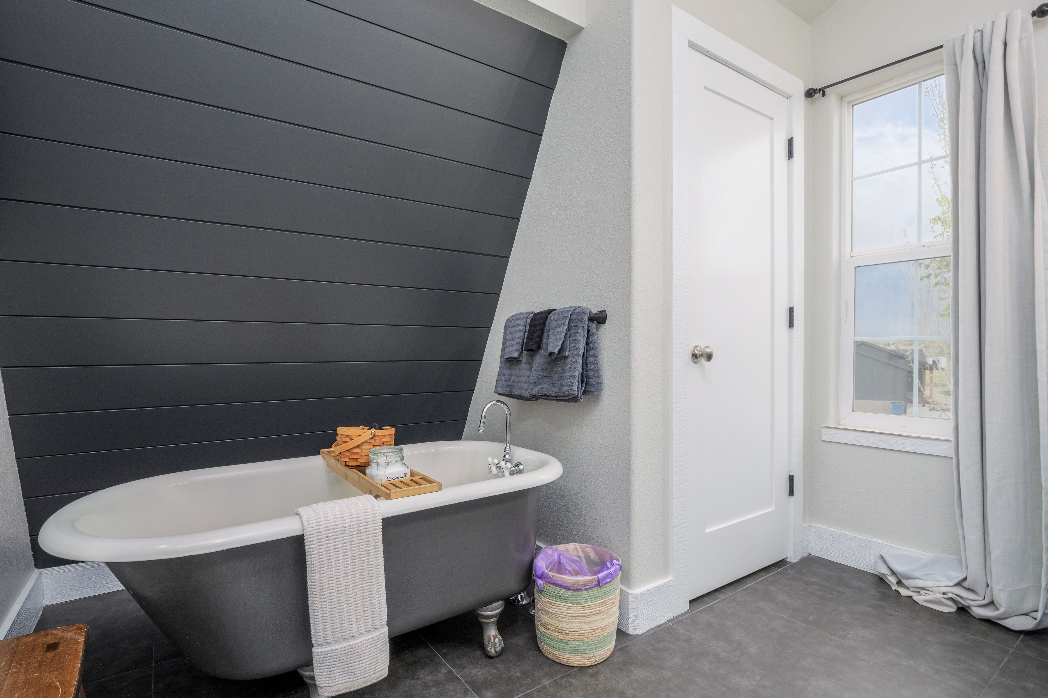 Full bathroom 1 - upstairs