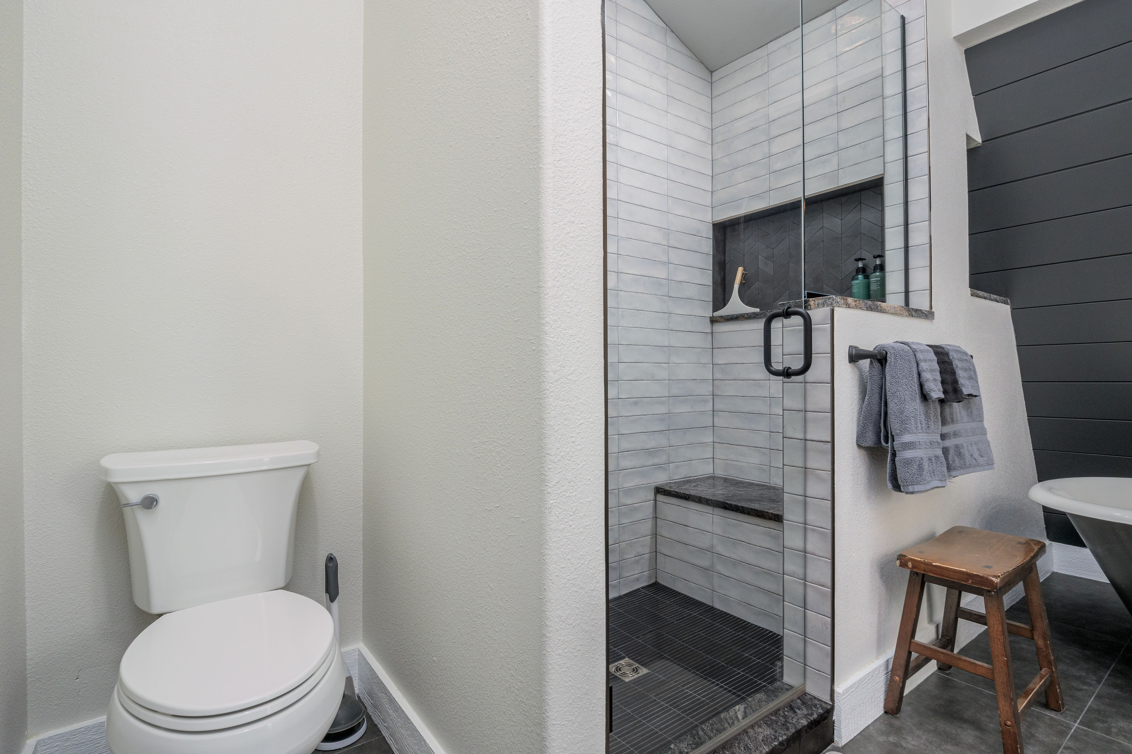 Full bathroom 1 - upstairs