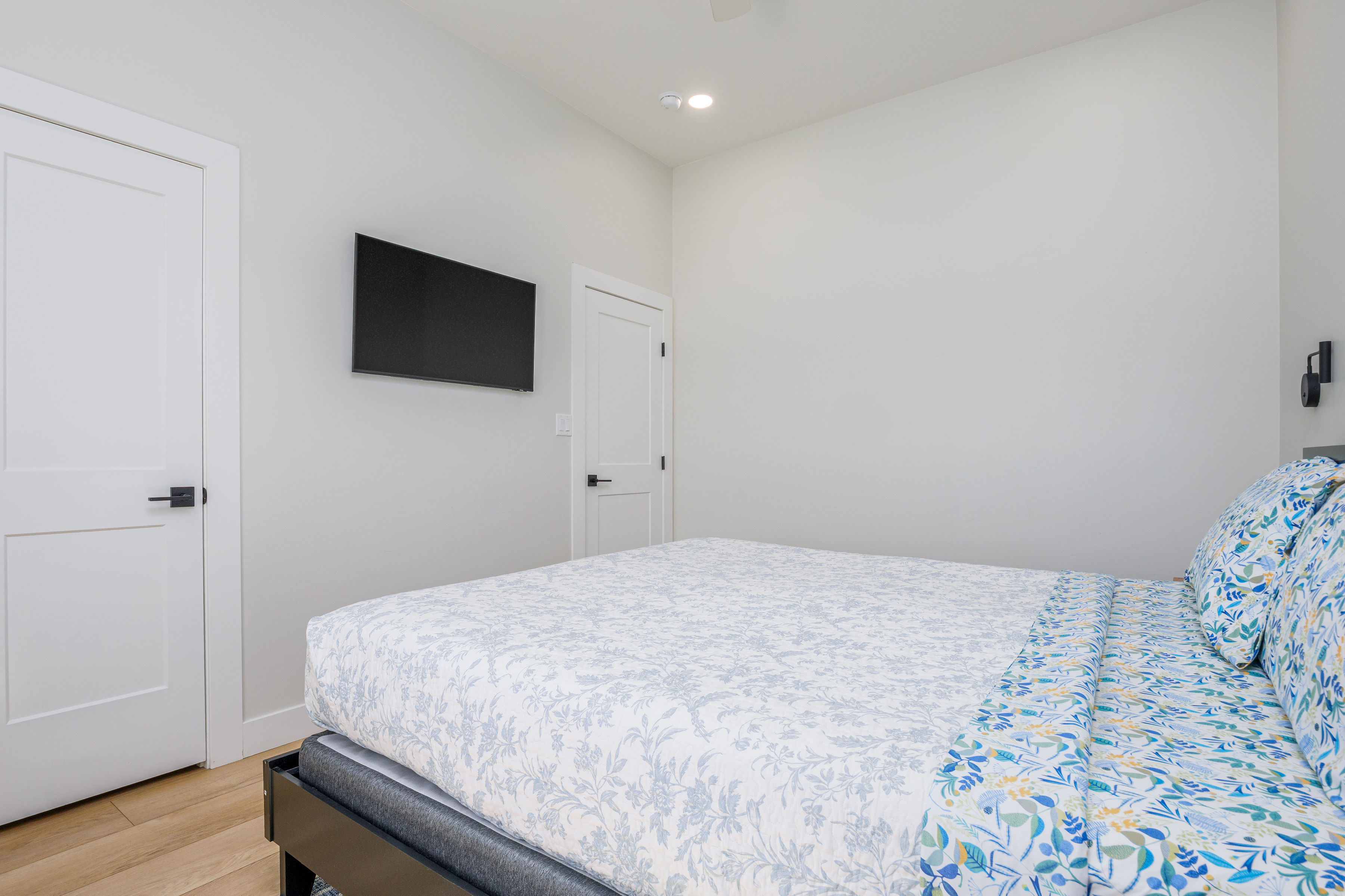 Bedroom 1 - king bed