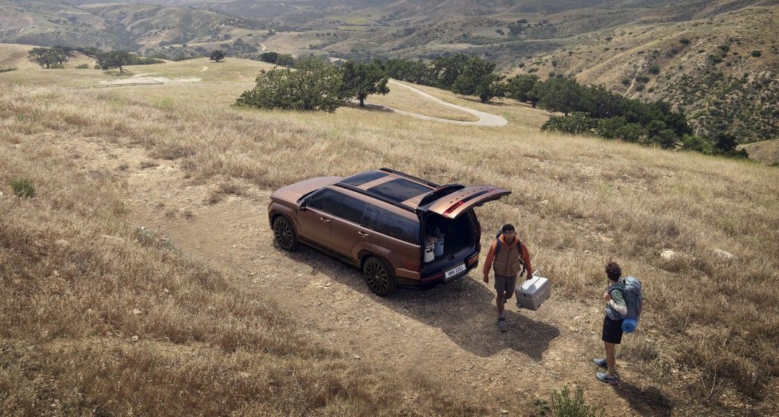 santafe-2023-highlights-gallery-ex-3-trunk-on-hillside-pc