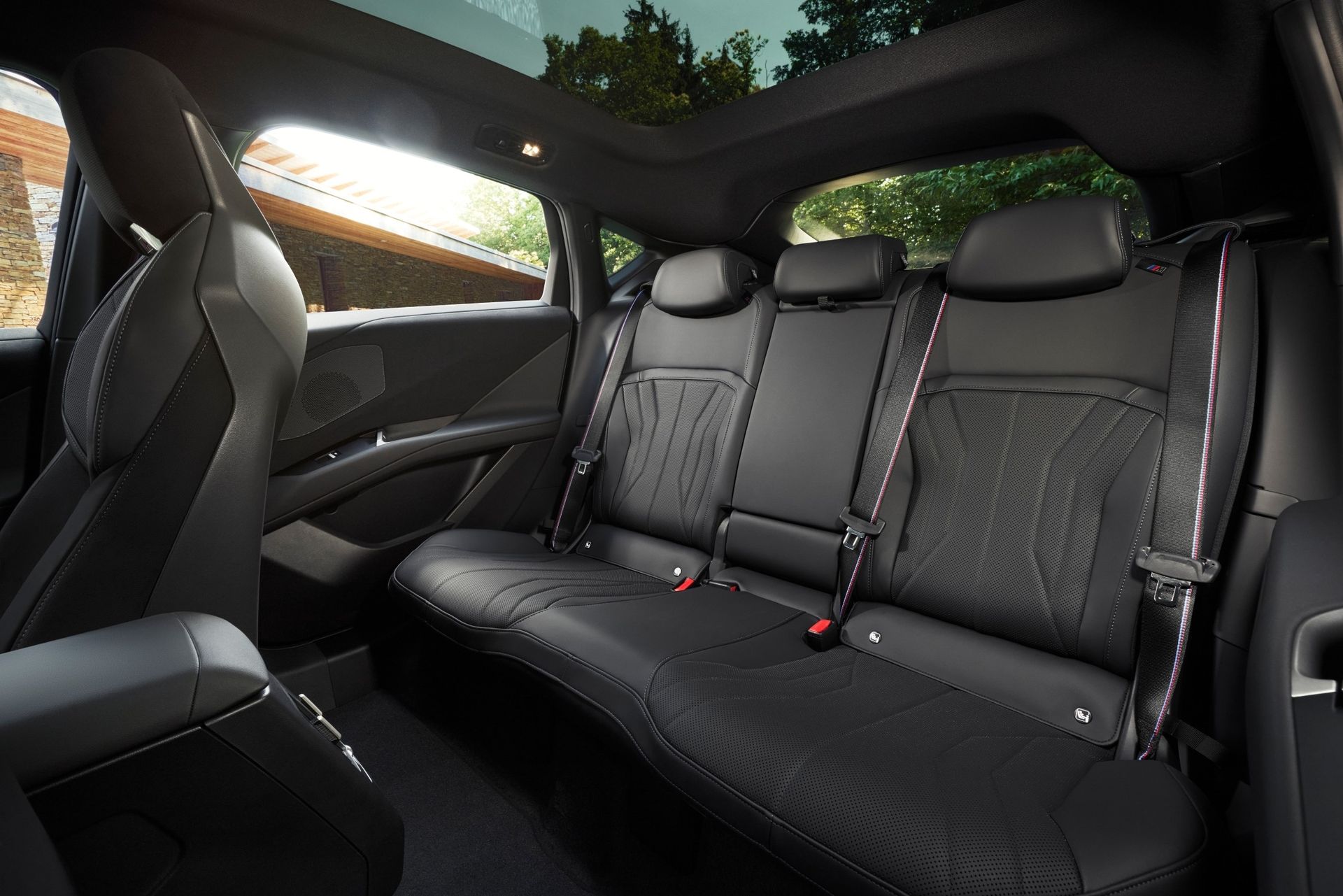 P90655812_lowRes_bmw-ix4-m60-xdrive-i