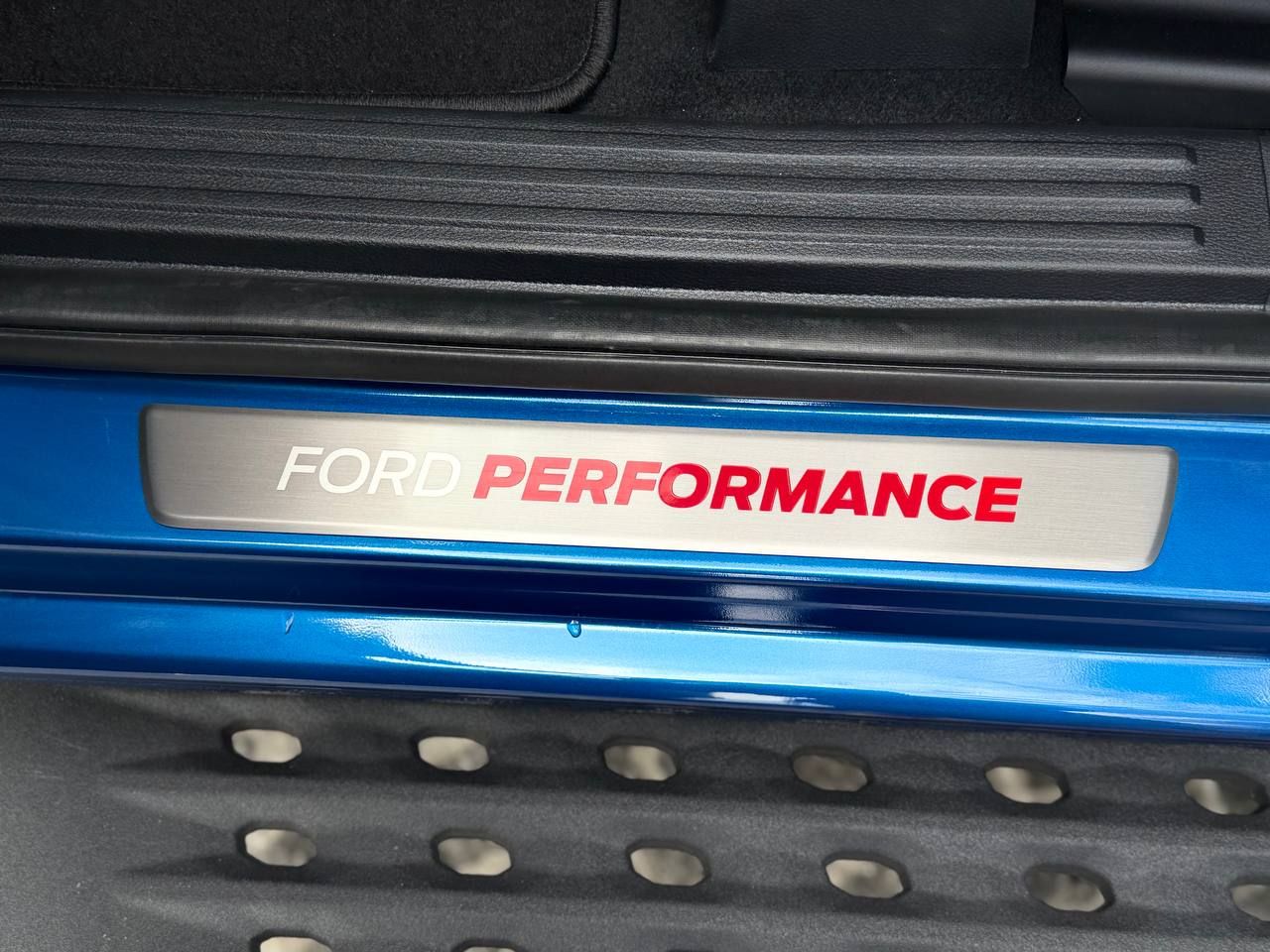 photo_5413516096188839954_y